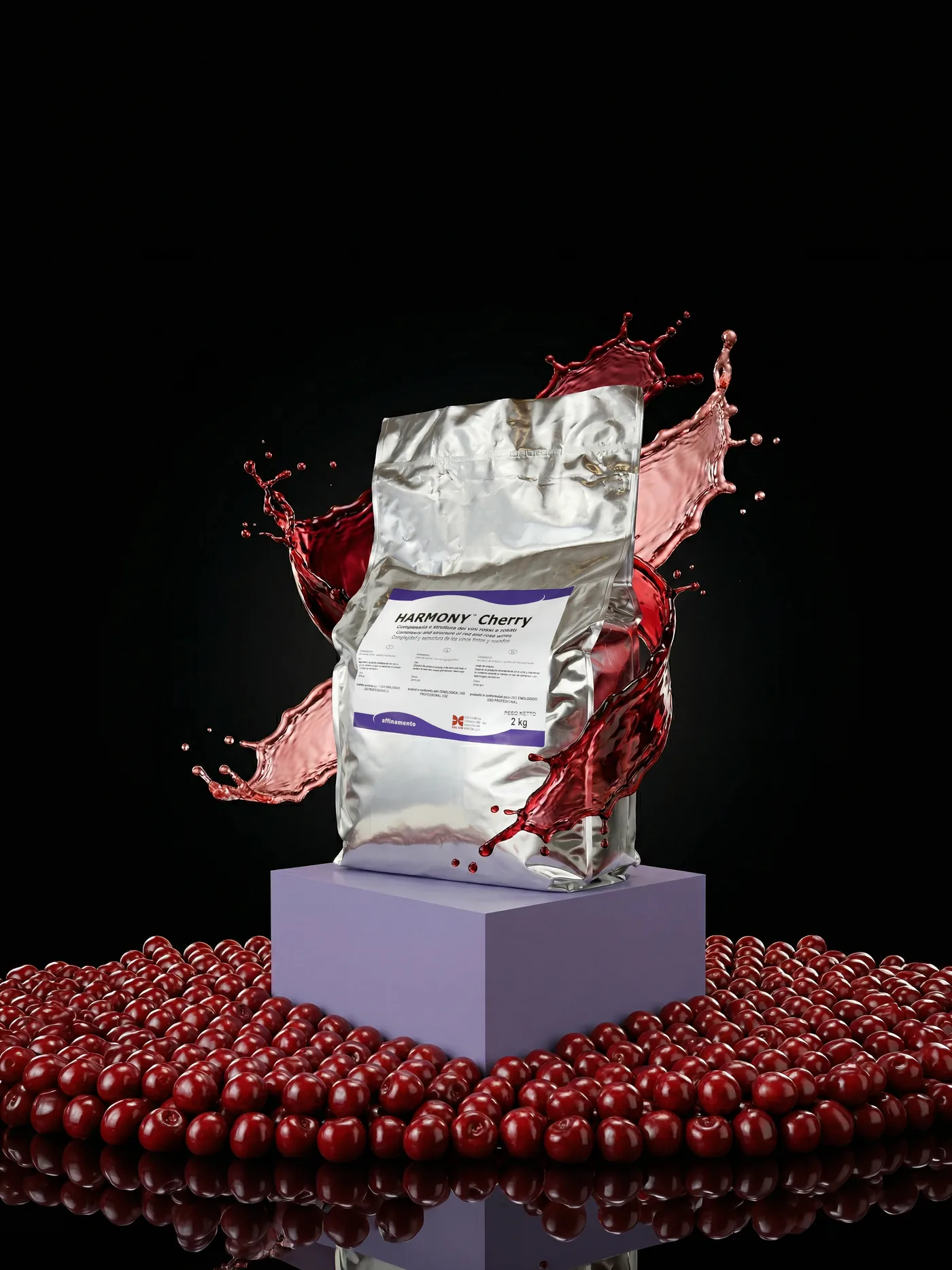 Confezione di Harmony Cherry su un piedistallo lilla, avvolta da uno schizzo di vino rosso
