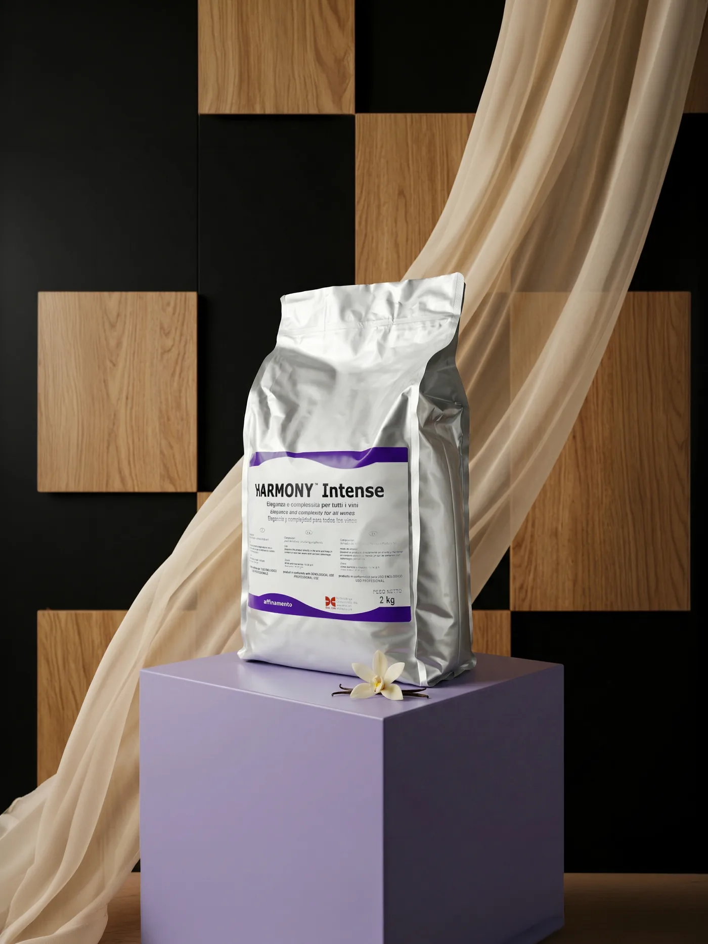 Confezione di Harmony Intense su un piedistallo lilla, davanti a pannelli di rovere