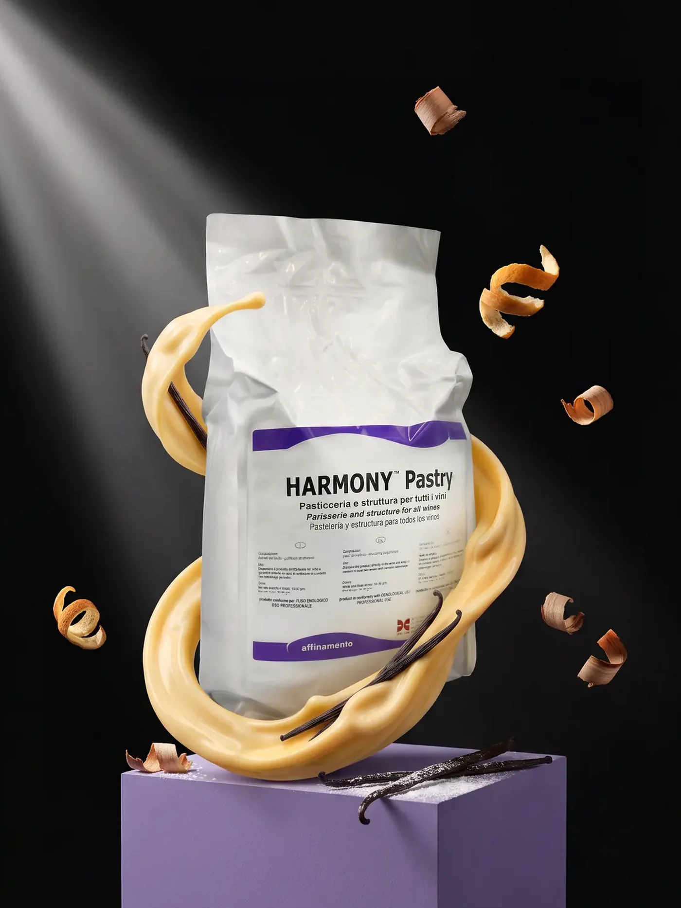 Confezione di Harmony Pastry avvolta da una spirale di crema con baccelli di vaniglia, su un piedistallo lilla